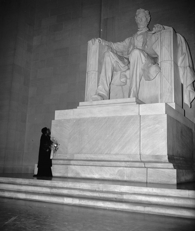 Marian Anderson_Lincoln Memorial_9 April 1939_LOC_pubdomain